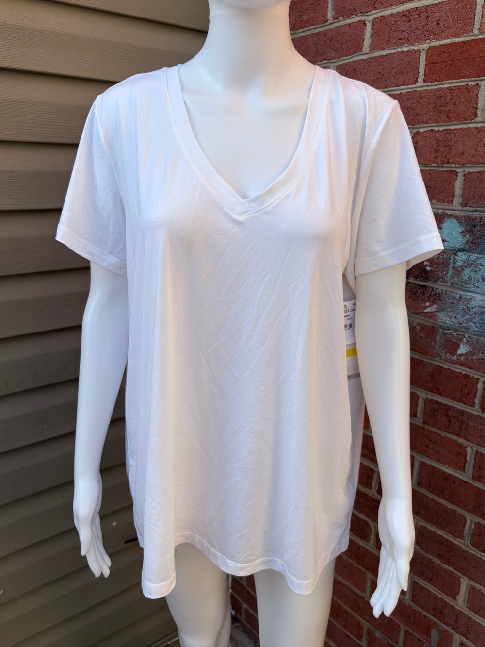 NWT ZELLA WHITE V NECK T SHIRT SIZE XL